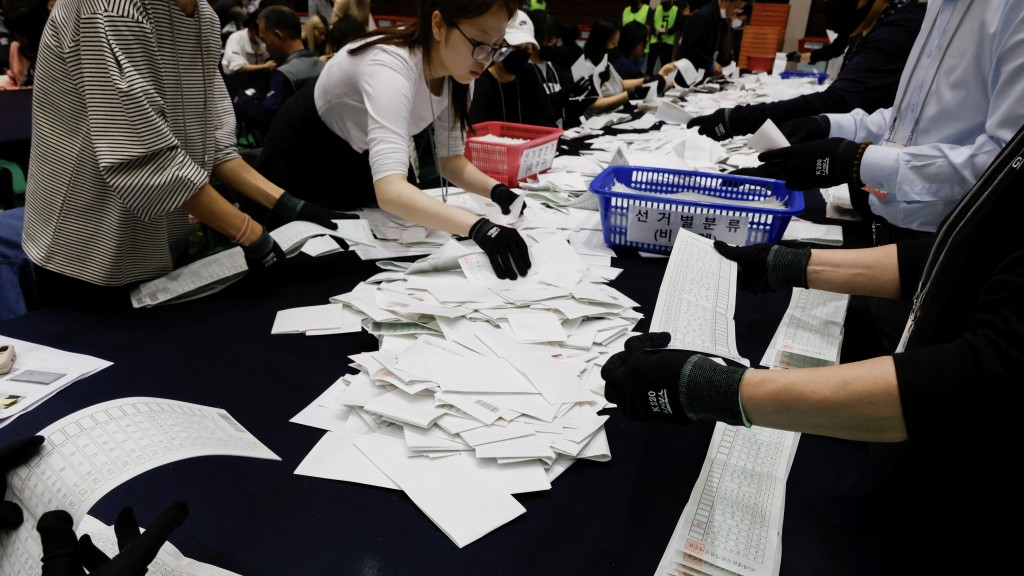 南韓國會選舉結束後，工作人員忙碌點票。 路透社
