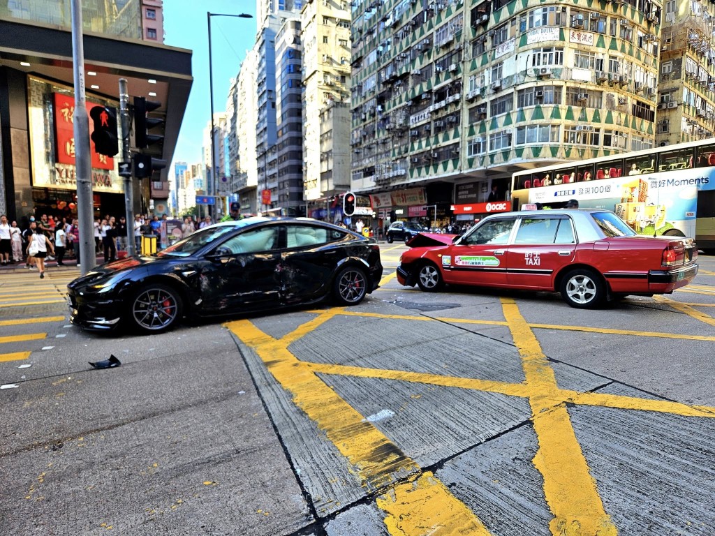 的士車頭凹陷，Tesla私家車則邊車身損毀。網上圖片