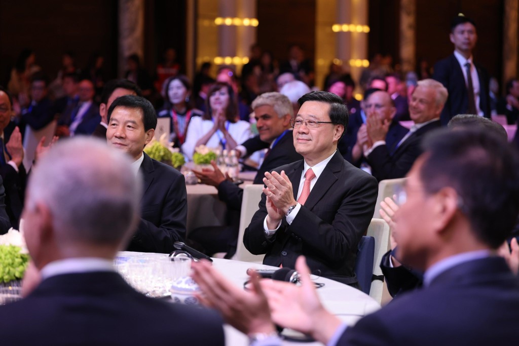 李家超表示很高興今早上出席2025年國際金融領袖投資峰會主峰會。李家超fb圖片