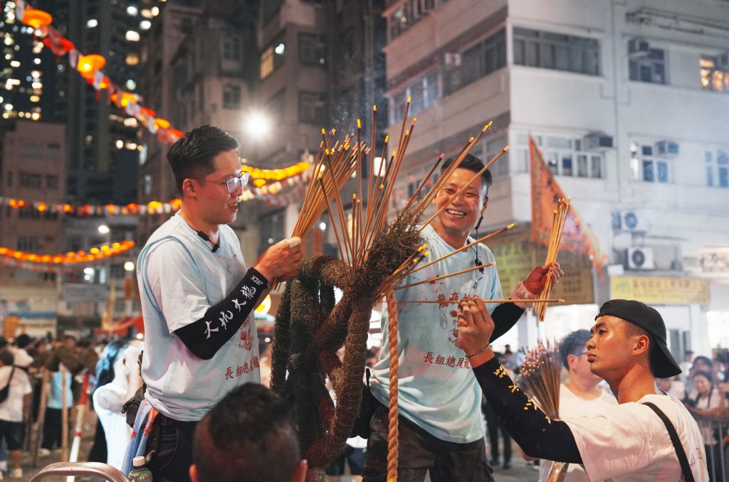 「大火龍」點滿12,000枝長壽線香。 「大火龍」點滿12,000枝長壽線香。