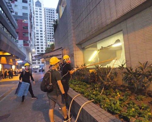 灣仔站成為示威者狙擊目標。