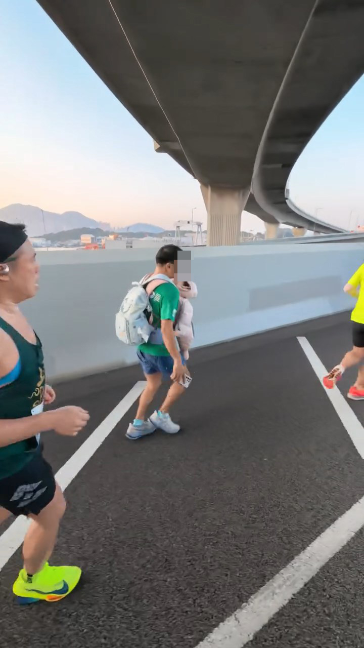 片中所見男子當時身處西九龍公路近海盈邨，準備跑往昂船洲方向。threads@lamhontai_影片截圖