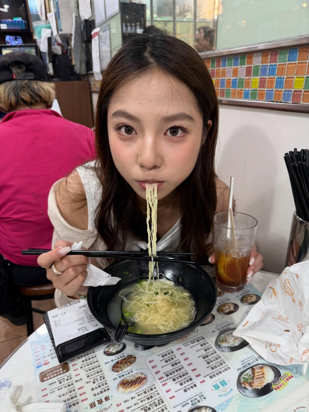 閻小姐體驗香港美食。 閻小姐體驗香港美食。