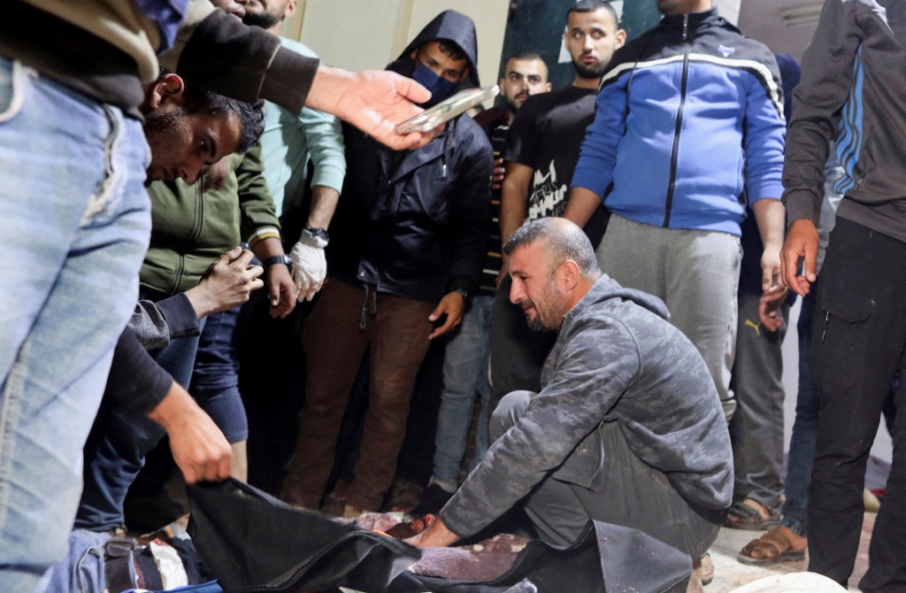 以軍空襲加沙中部，慈善組織世界中央廚房有5名人員喪命，旁人悲慟不已。路透社
