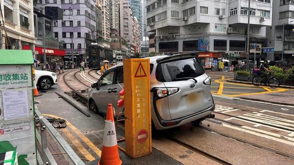 七人車跌入電車路軌。網上圖片