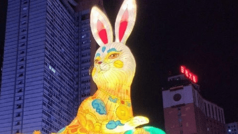 重庆沙坪坝的巨型兔仔灯亮灯后的造型。