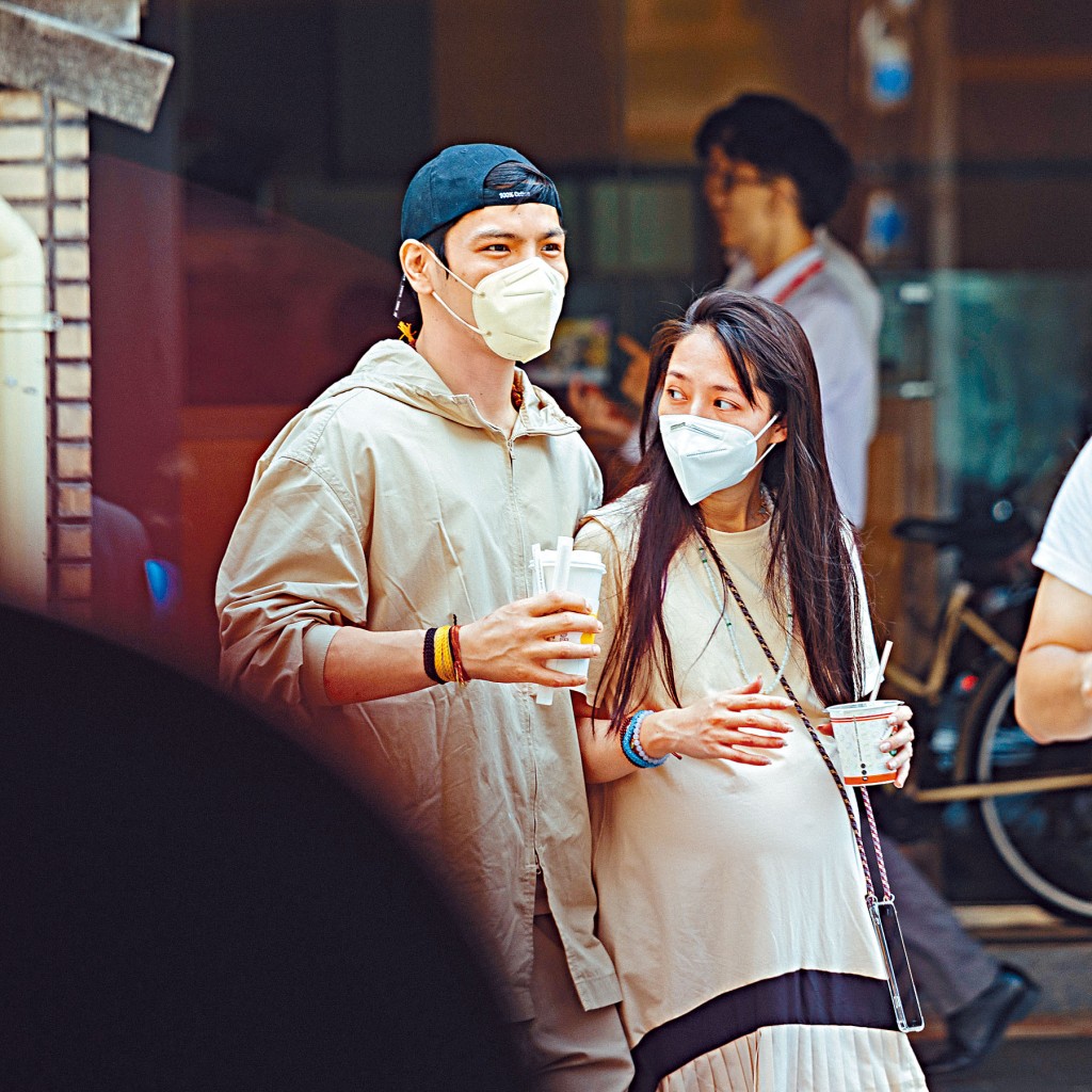 向佐、郭碧婷現身街頭,邊歎飲品邊放閃。