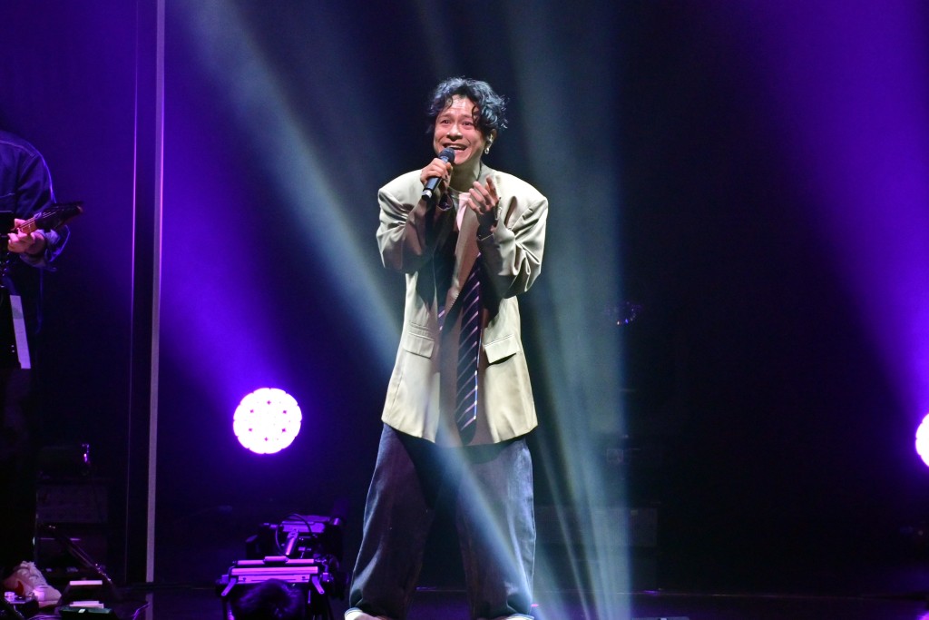 陈健安昨晚在台上演唱多首歌曲。
