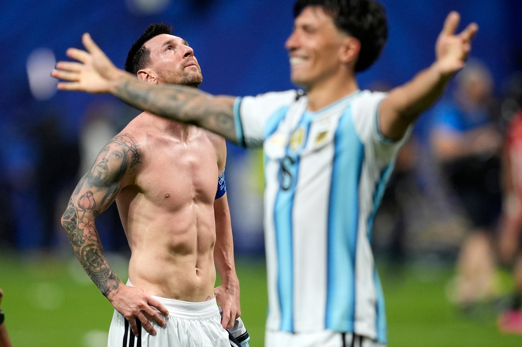 阿根廷奇蹟反勝,美斯賽後表現激動。美聯社 阿根廷奇蹟反勝,美斯賽後表現激動。美聯社