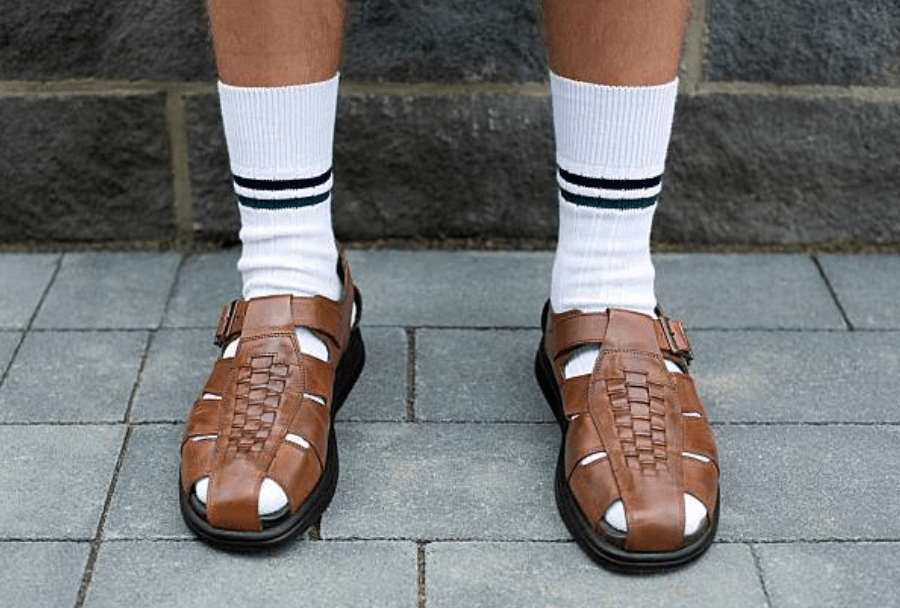穿涼鞋易令腳甲受真菌感染，再穿一對襪子可有效保護腳甲。