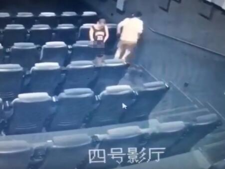 二人在放映廳內小便。網圖
