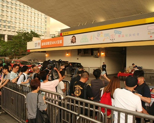 紅館後台正準備開騷拜神儀式。（攝影：朱偉彥）