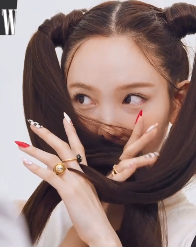 Gel甲同髮型好搶眼。（來源：W KOREA）