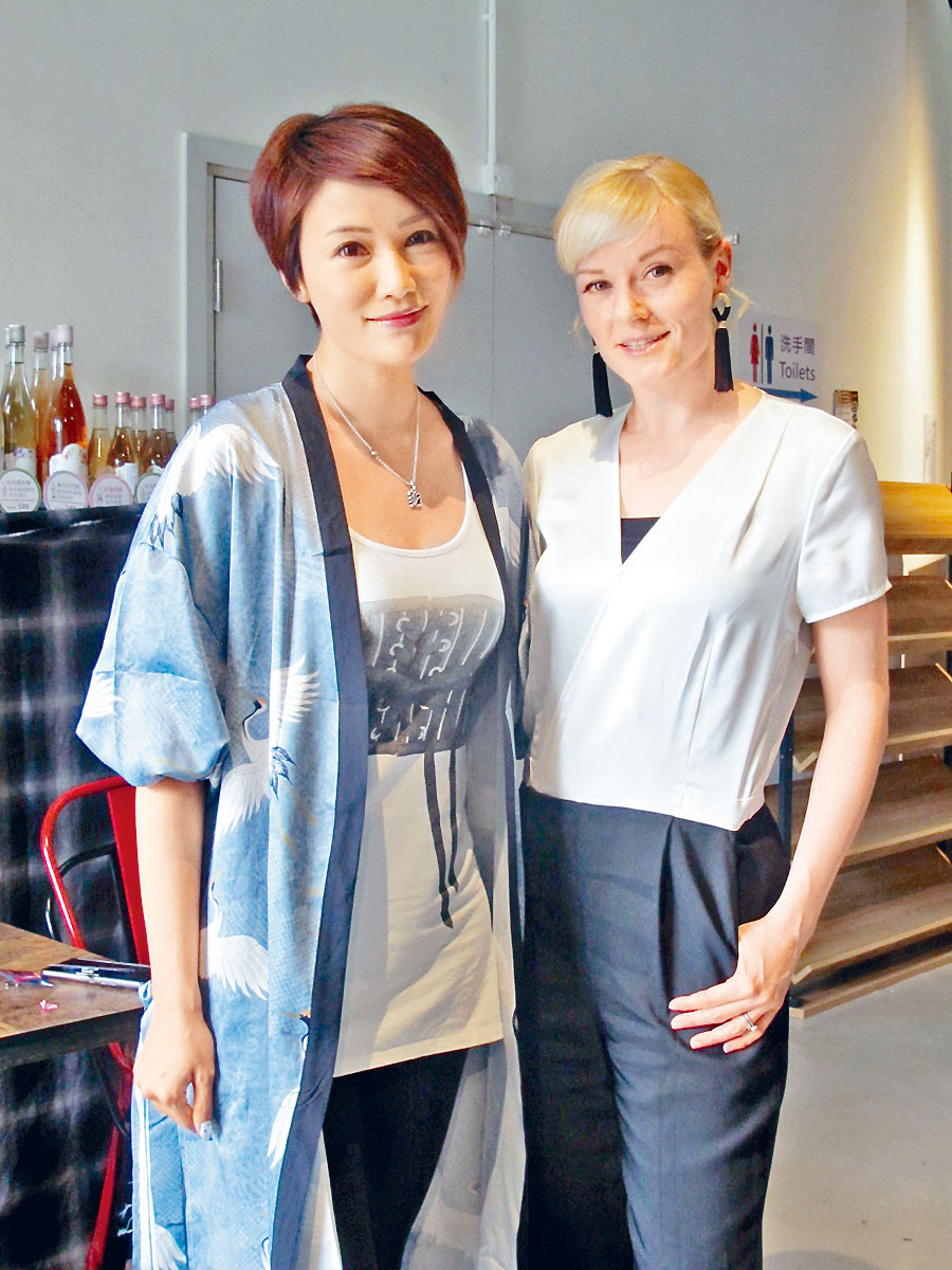 李璧琦和陳明恩一起擔任歌唱比賽評判。