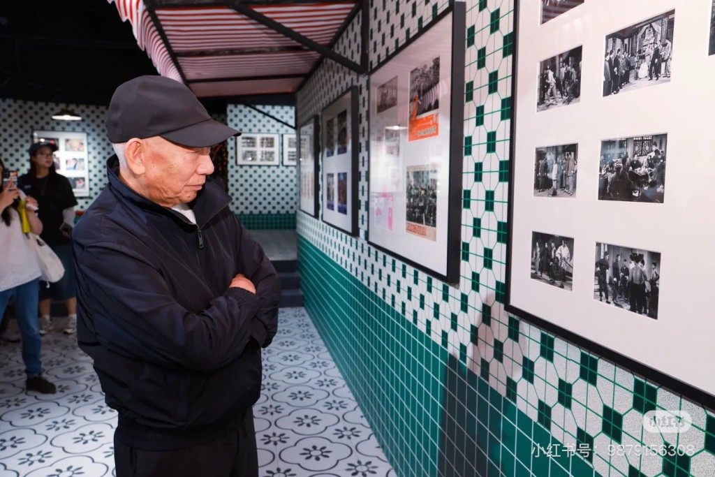 袁和平站在展板前欣賞舊照。 袁和平站在展板前欣賞舊照。