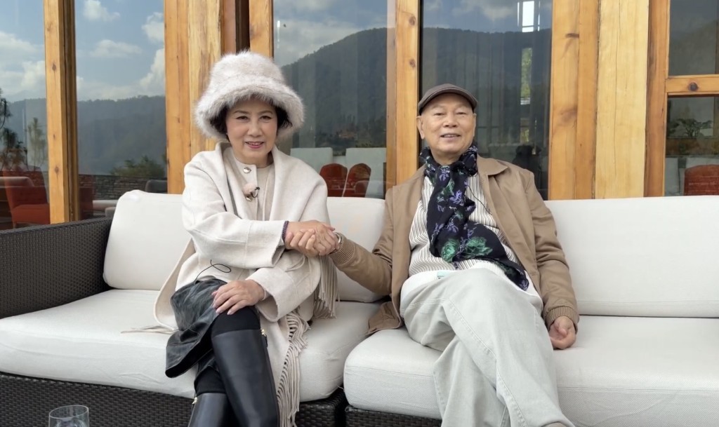 家英哥向阿姐撒嬌要求「握手仔」。 家英哥向阿姐撒嬌要求「握手仔」。