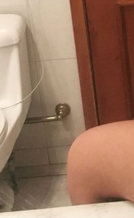 马桶下有一条用来放毛巾的铁架。网图
