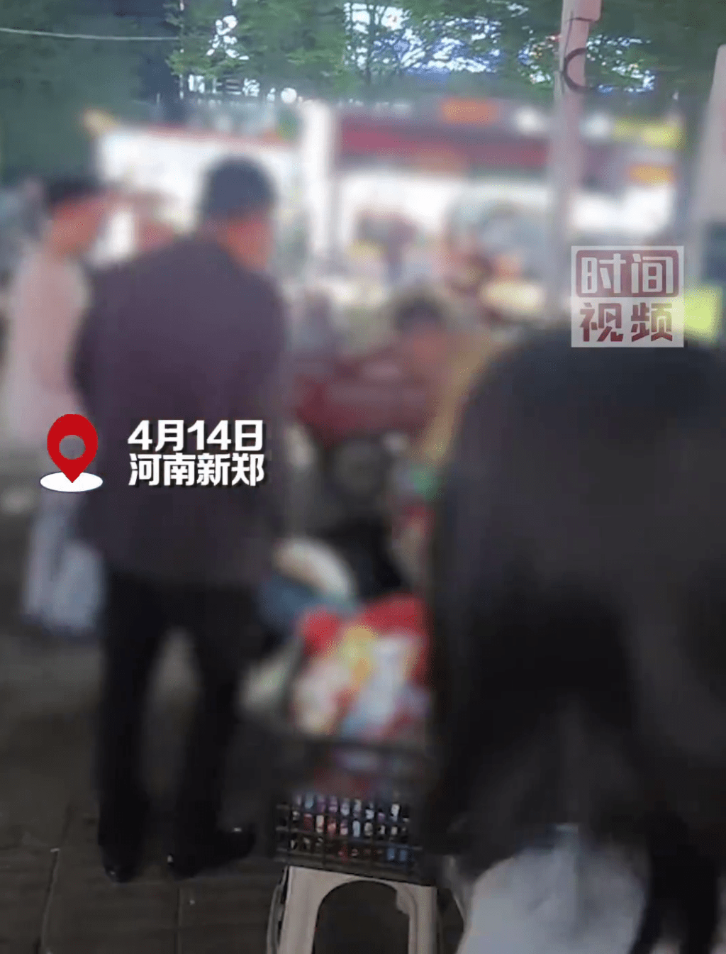 河南新鄭龍湖鎮文昌路泰山路發生毆鬥事件。