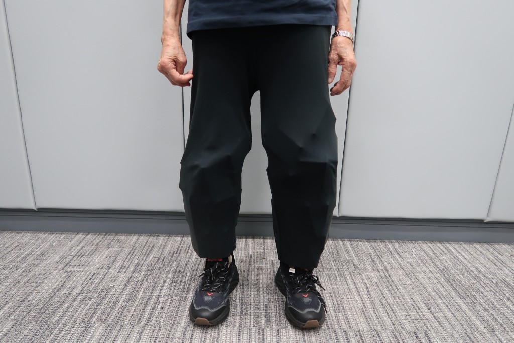 涉案婆婆在大腿及小腿位置收藏未完稅香煙，並以長褲遮蓋。海關圖片