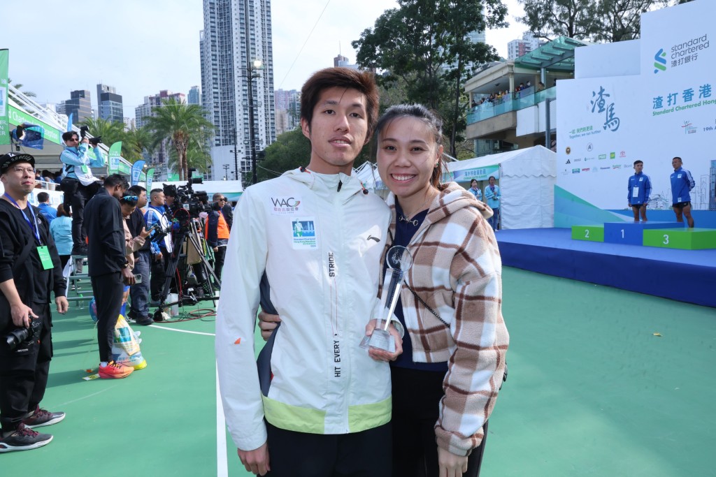 今次是黃尹雋第3次跑「渣馬」，第一次奪本地第一名，旁為女友兼經理人Queenie。