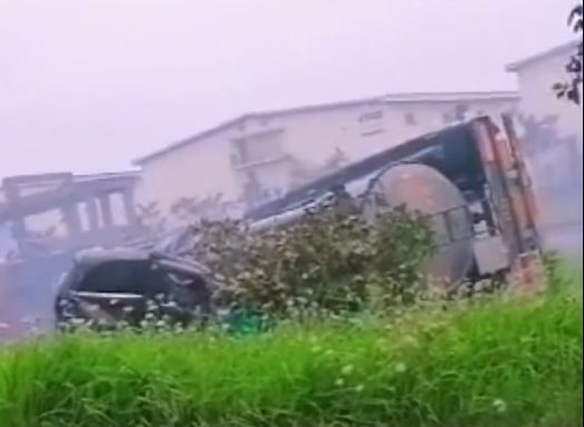 湖南有油罐车翻侧压著私家车，导致5死1伤。