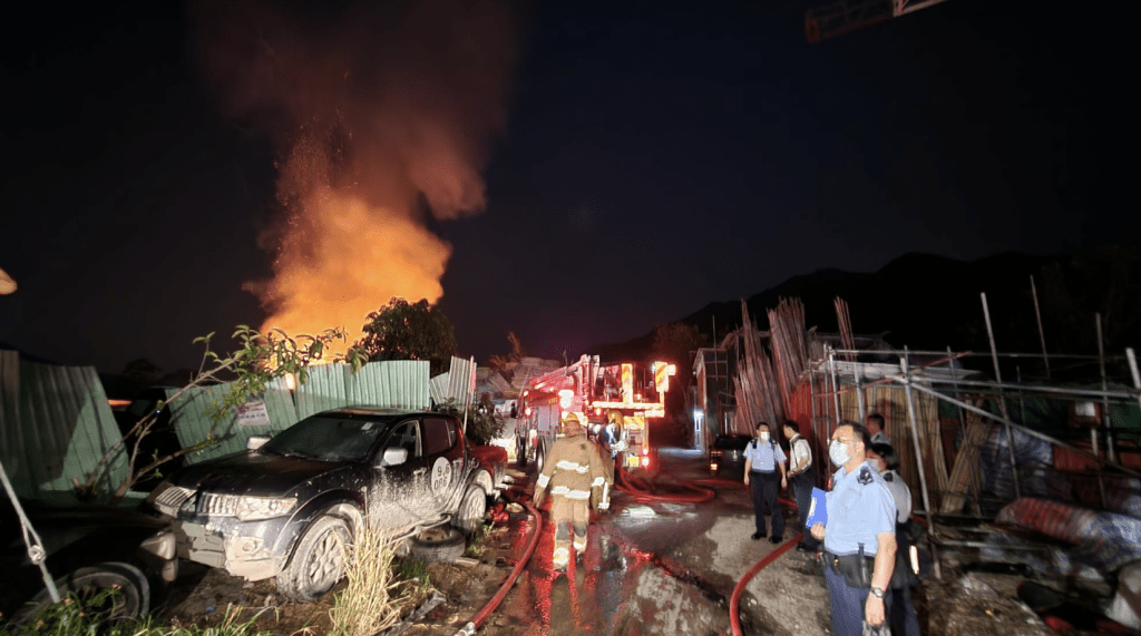 芝麻嶺近錦田公路位置一個倉庫失火，由於現場儲放了大量建築用木材，火勢甚大。黎志偉攝