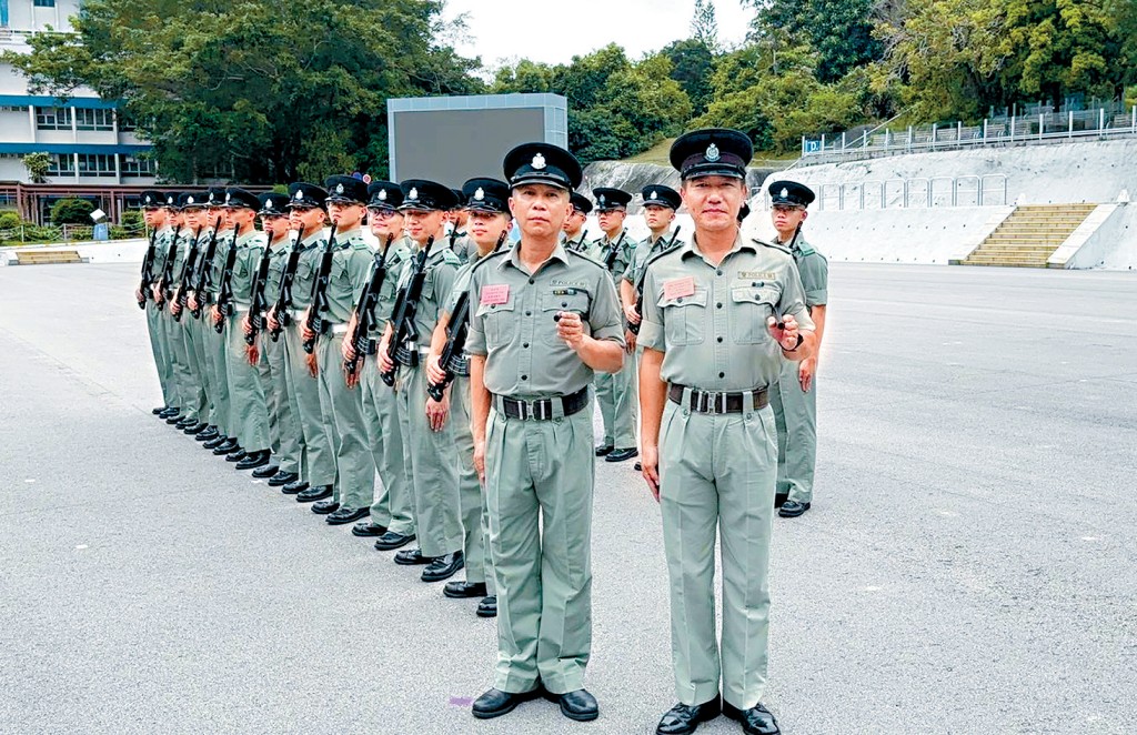 香港警察學院學警訓練班班主任、警署警長鄒嘉健（前排左），見證不少市民成為團結一致、紀律嚴明的警務人員。