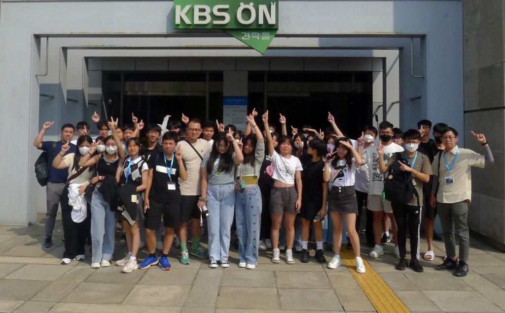 報讀「多媒體故事」課程的中學生，近年到韓國KBS電視台參觀。