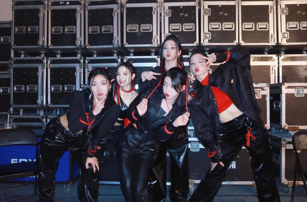 Grace 與一班年輕舞者完全零隔膜。