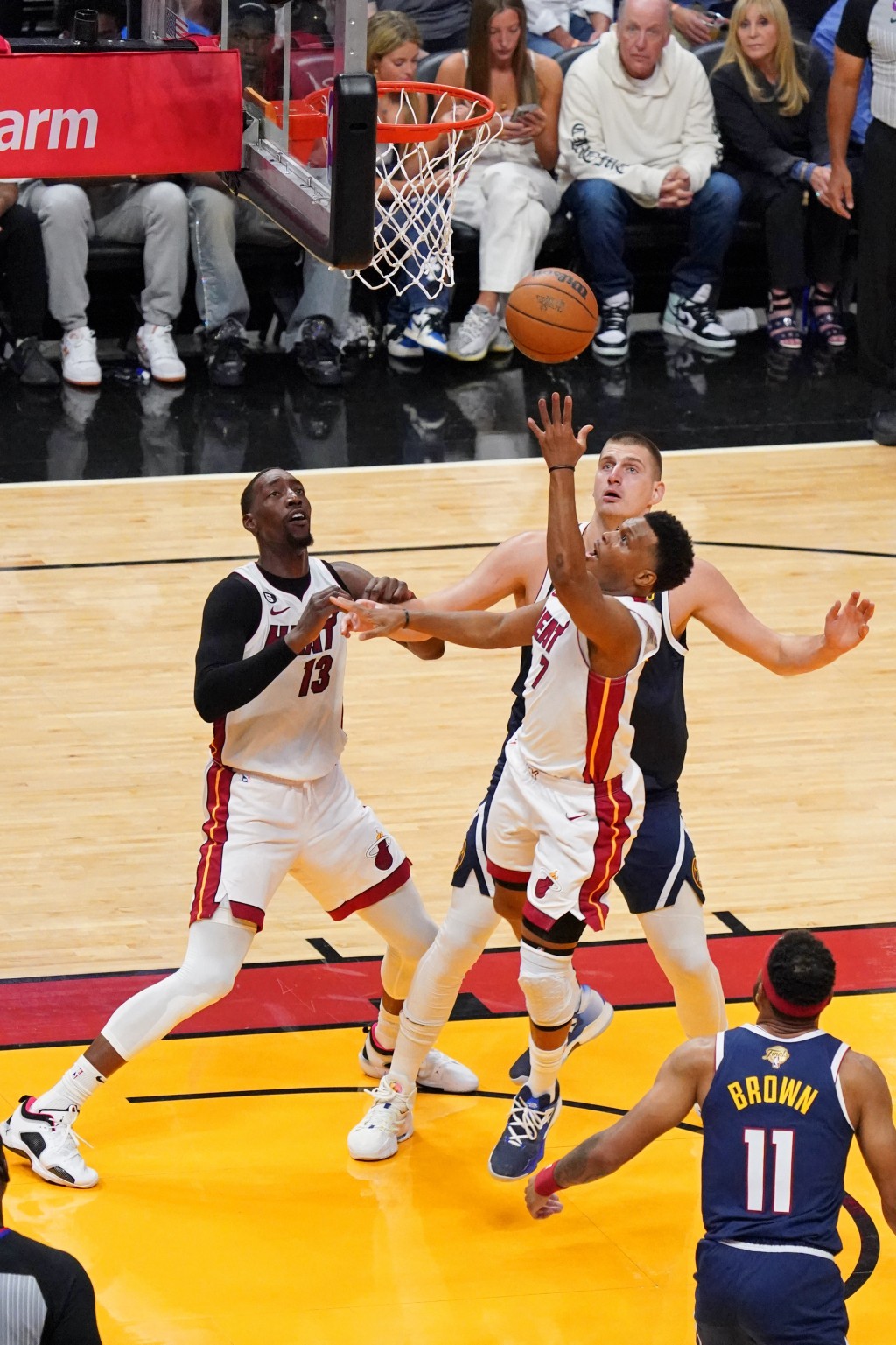 NBA总决赛迈亚密热火在第4战再负于丹佛金块。路透社