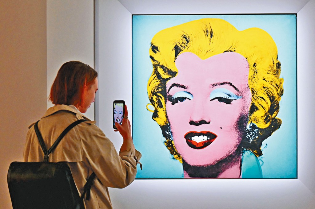 以歷史高價成交的《槍擊瑪麗蓮（鼠尾草藍色）》，上月底在紐約佳士得展出。