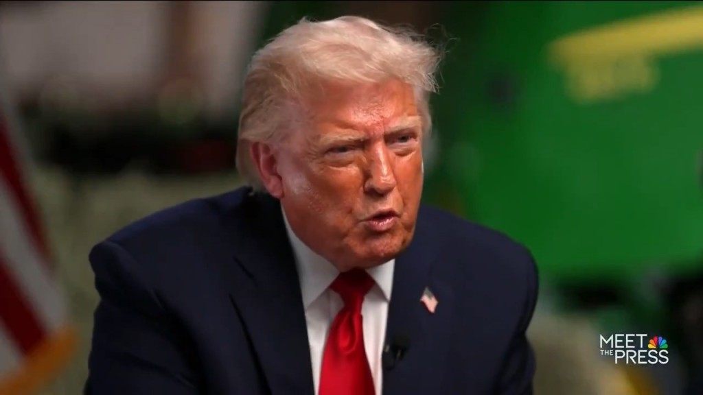 特朗普接受NBC访问时，不满主持人提问内容拆下收音咪提早离开。NBC《MEET THE PRESS》截图