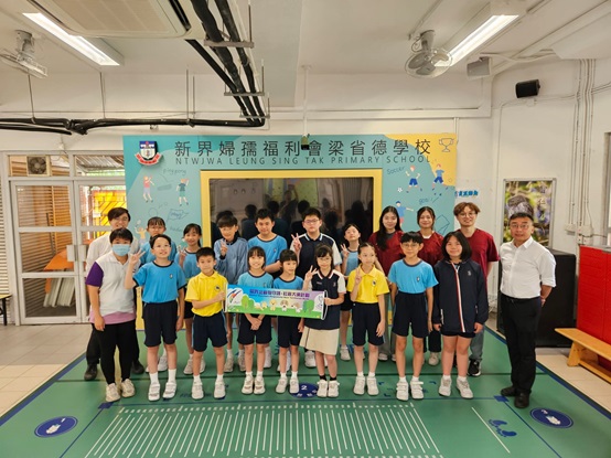 學校不少老師本身就是「貓奴」、「龜奴」等，也因此在校園內飼養了多種小動物。這些動物不但成為校園特色，也為每天進出校園的學生、家長和訪客帶來放鬆與喜悅的氛圍。