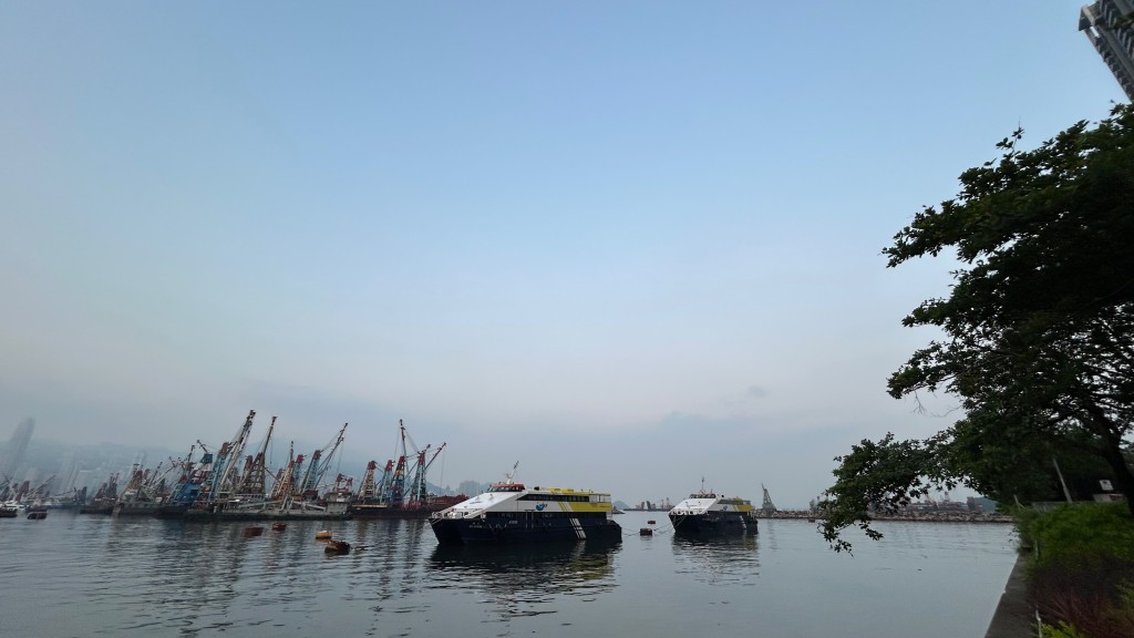 日間極端酷熱,市區最高氣溫約35度,新界再高兩三度。蔡楚輝攝 日間極端酷熱,市區最高氣溫約35度,新界再高兩三度。蔡楚輝攝
