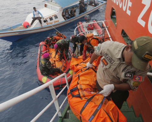 印尼继续搜寻狮航坠海客机，已找到10具遇难者遗体。