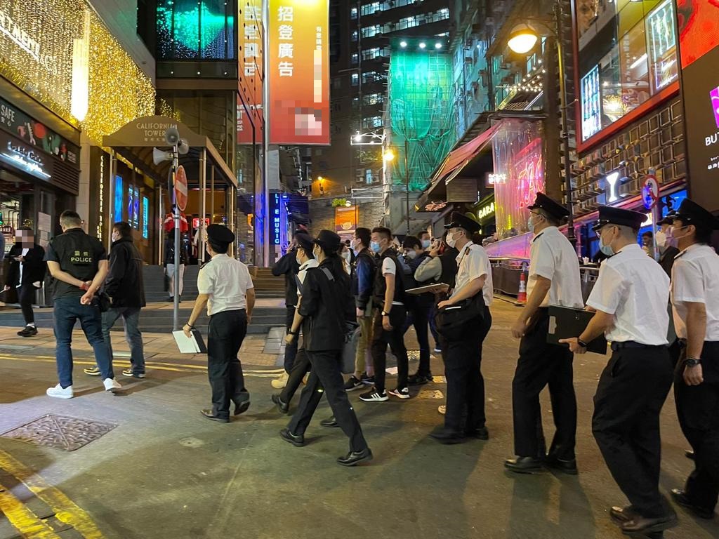 中區警區牌照組人員聯同食環署人員昨晚巡查蘭桂坊一帶多間食肆及酒吧。警方圖片