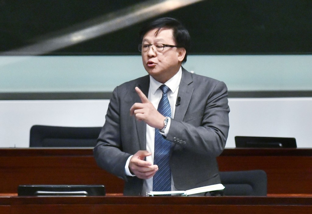 內會副主席、選委界議員何君堯並無舉手支持議案。