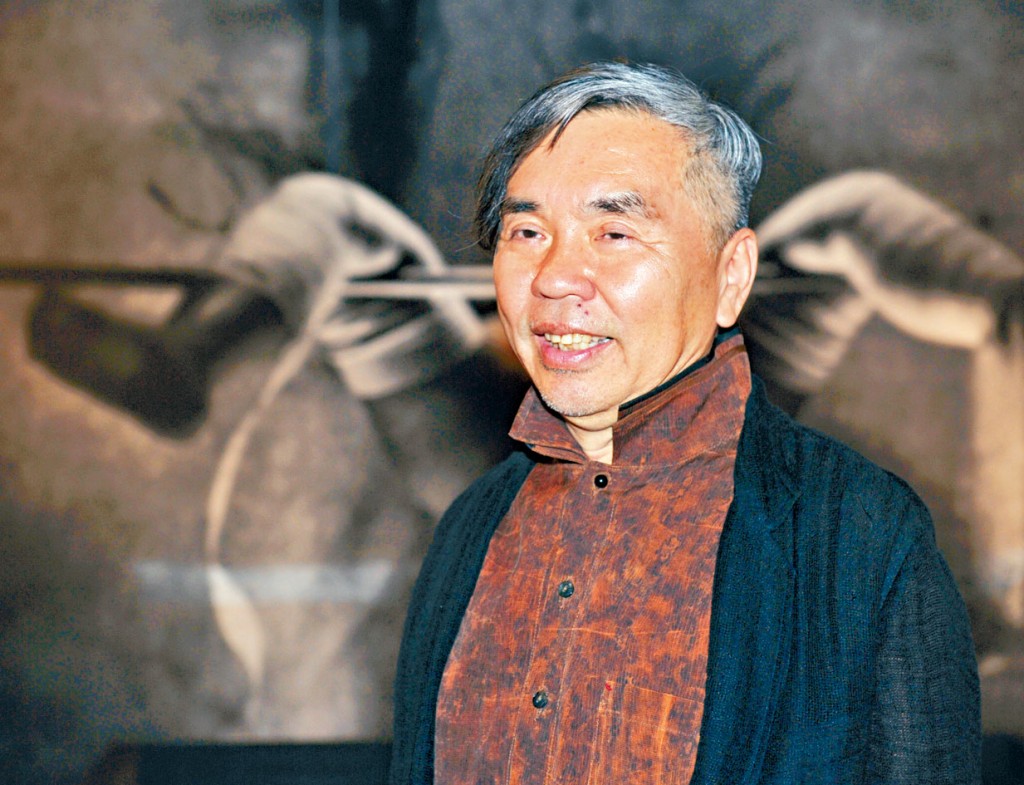 台灣藝術家謝春德在作品前留影。