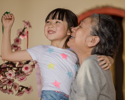 大手牵小手剧照。