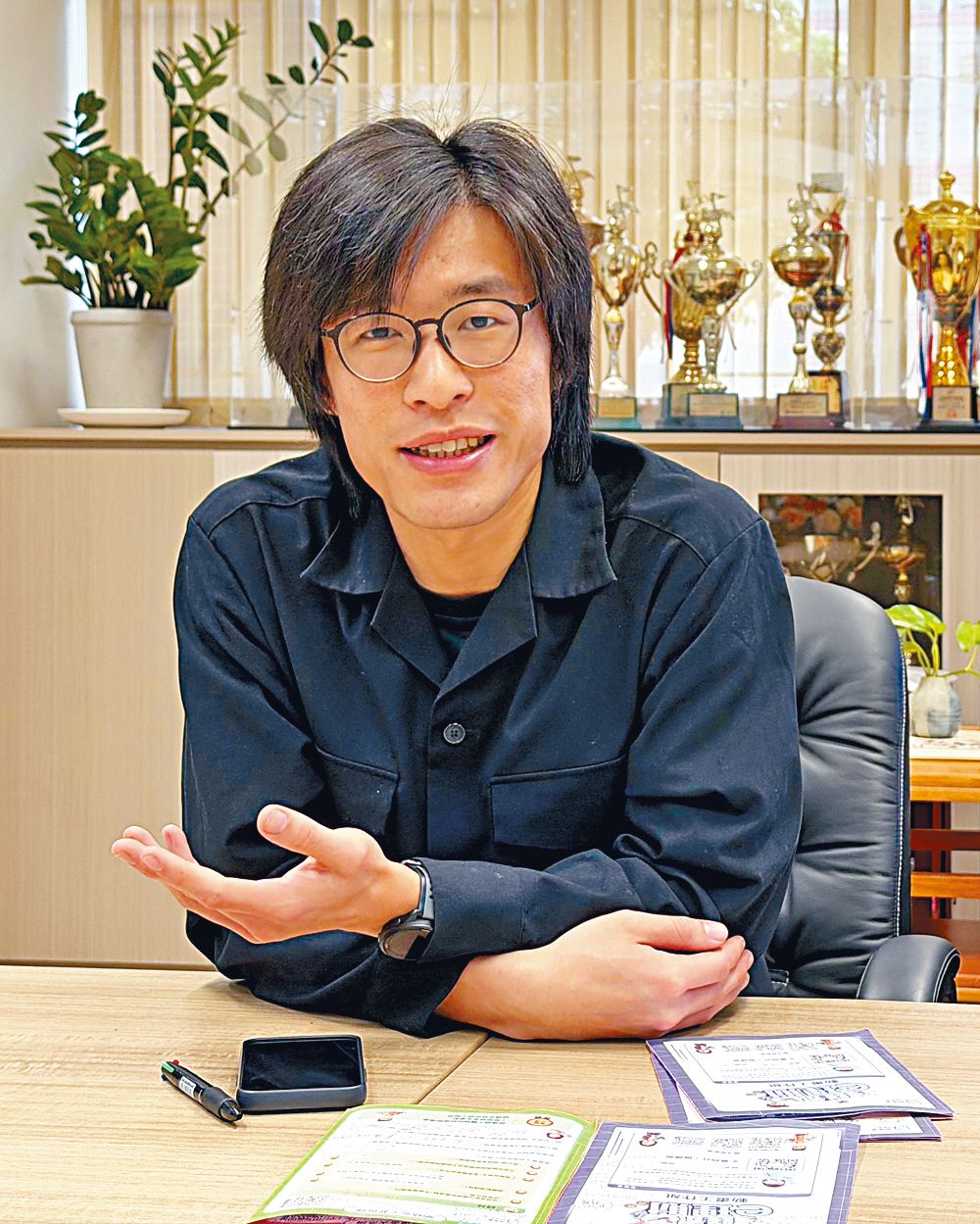 關主任認為透過貼近日常生活的教材與互動活動，學生能更好理解金錢來源與使用的意義。