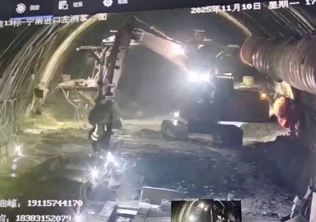 四川隧道地盤湧入「洪水」，工人迅速逃命。  