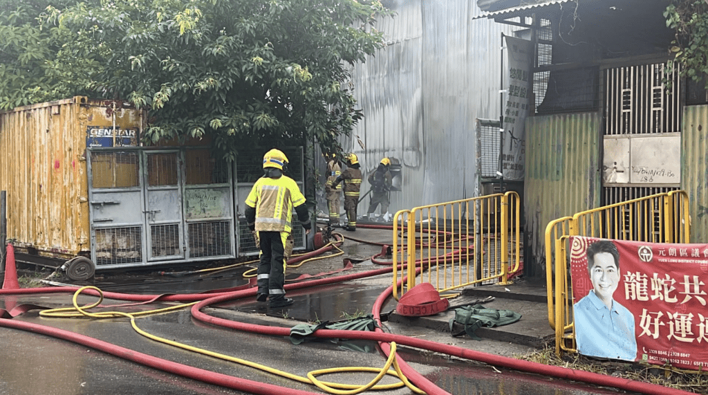 逢吉鄉路一個迷你倉發生火警,消防接報到場,出動2條喉及2隊煙帽隊撲救,至早上7時55分救熄。讀者提供 逢吉鄉路一個迷你倉發生火警,消防接報到場,出動2條喉及2隊煙帽隊撲救,至早上7時55分救熄。讀者提供