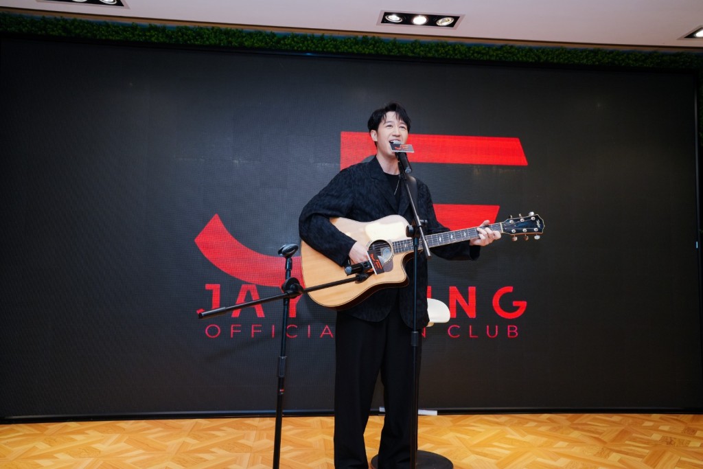Jay自彈自唱英文作品《Break Your Heart 》。
