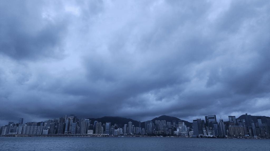 本港地區今日天氣大致多雲，間中有狂風驟雨及雷暴，雨勢有時較大。黎志偉攝