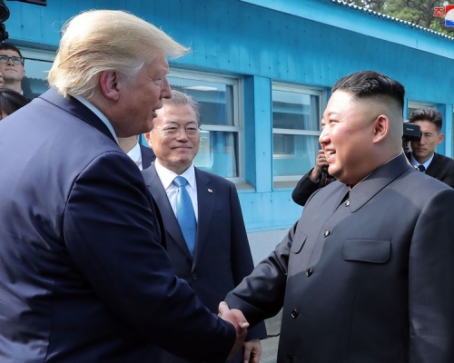 朝中社指中朝領袖在板門店歷史性握手令人驚喜。AP 