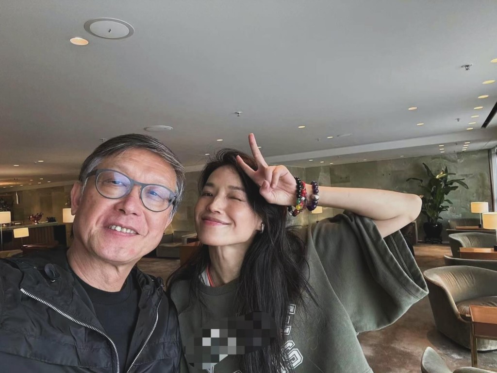 昨日（5日）舒淇在IG贴了一张与刘伟强导演在机场的合照，淡妆的舒淇做出单眼举V的胜利手势，调皮样子令她眼纹及树根颈纹乍现。
