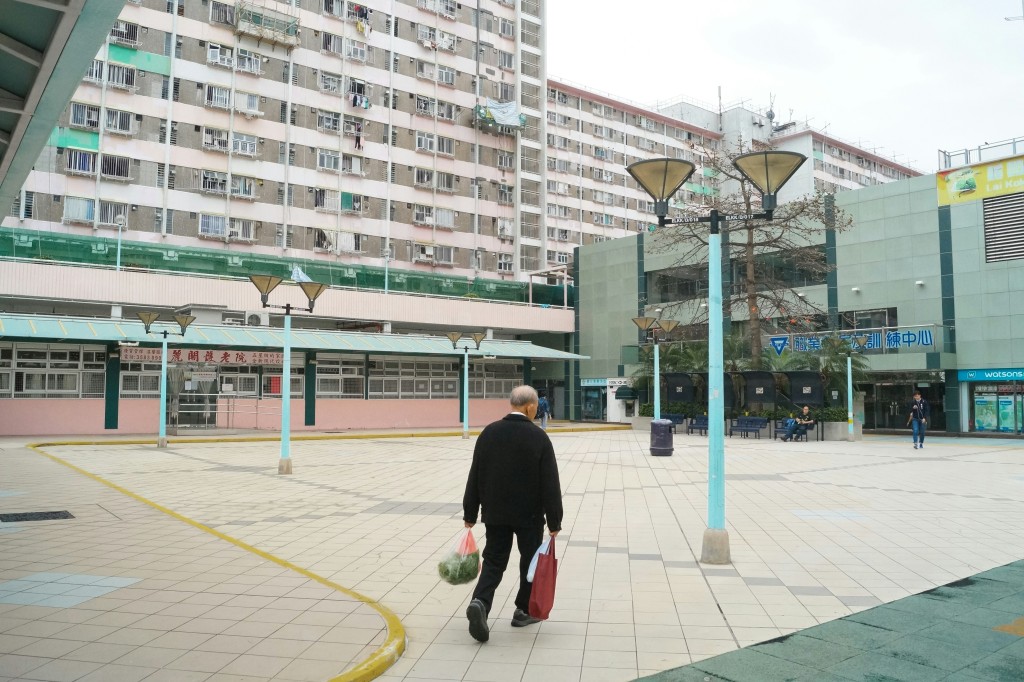 公屋資源向來緊絀,坊間不時流傳各種光怪陸離的「上樓捷徑」的傳聞。(示意圖,非涉事人) 公屋資源向來緊絀,坊間不時流傳各種光怪陸離的「上樓捷徑」的傳聞。(示意圖,非涉事人)