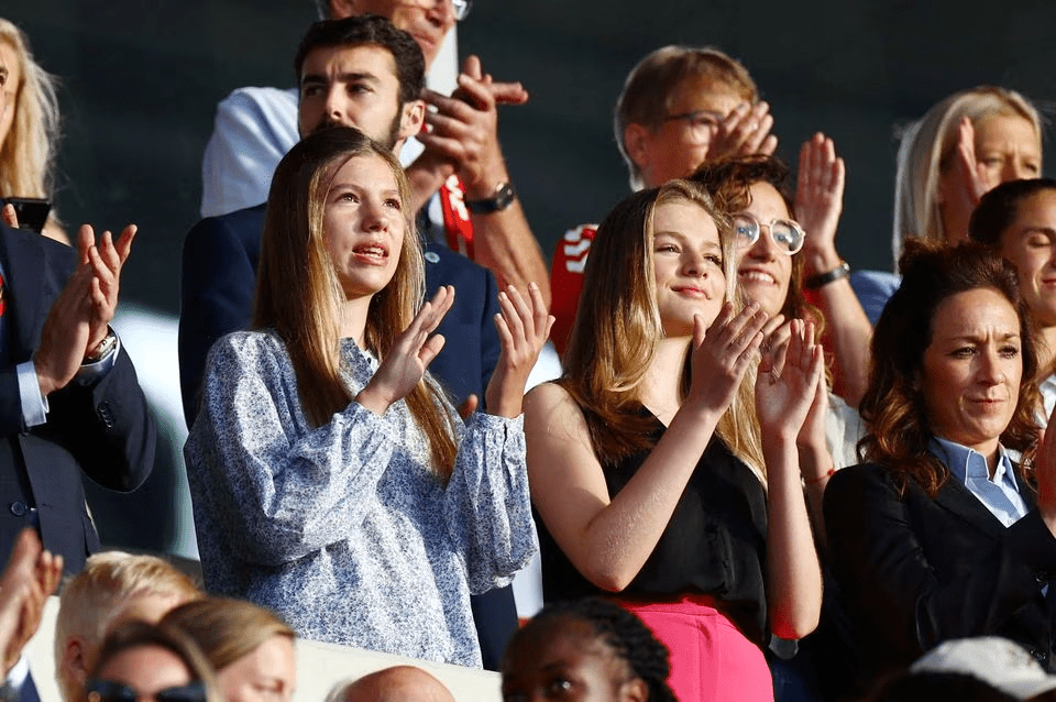 西班牙公主在觀眾席欣賞2022年歐洲女子足球錦標賽。路透