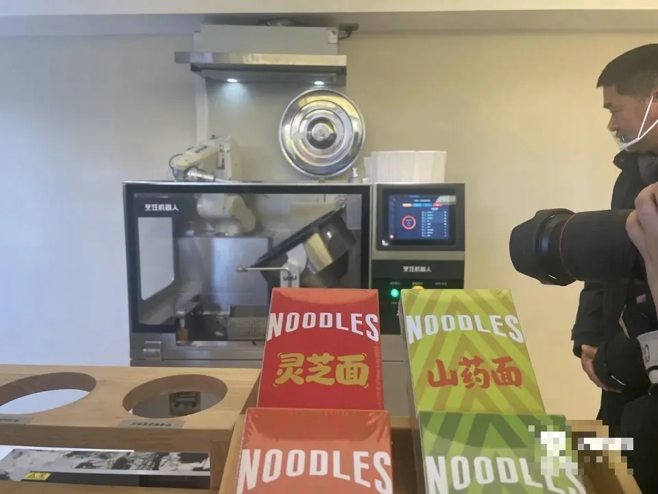 機械臂動作和手勢都是通過精細化模仿杭幫菜大廚定位的，所以味道也是標準化的。  潮新聞
