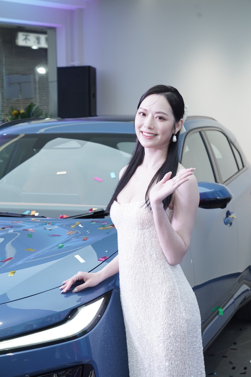 馮盈盈出席汽車品牌旗艦店開幕活動一樣低胸。